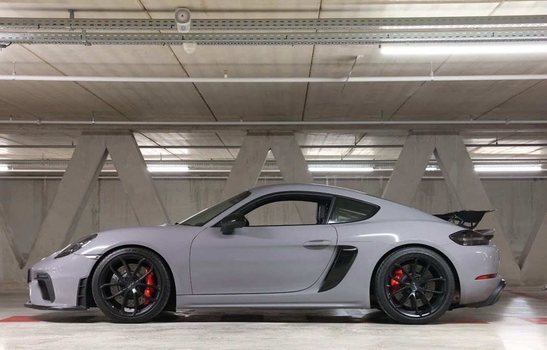 Porsche 718 Cayman GT4 — photo 2