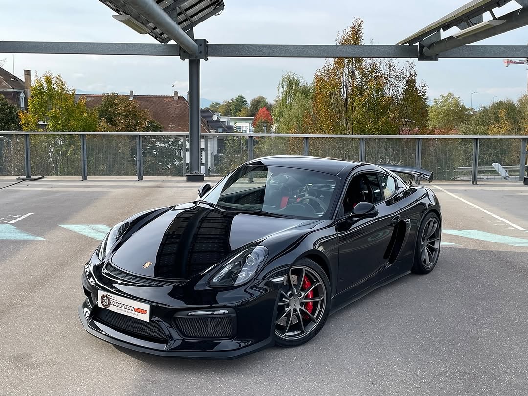 Porsche Cayman GT4 — photo 1