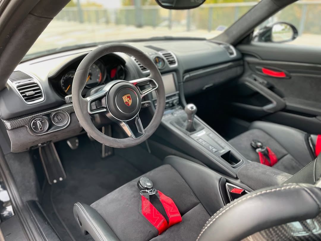 Porsche Cayman GT4 — photo 5