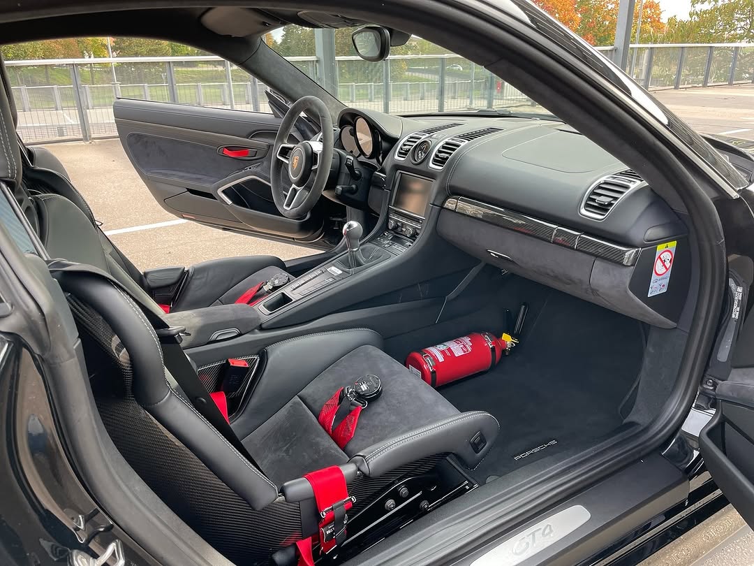 Porsche Cayman GT4 — photo 6