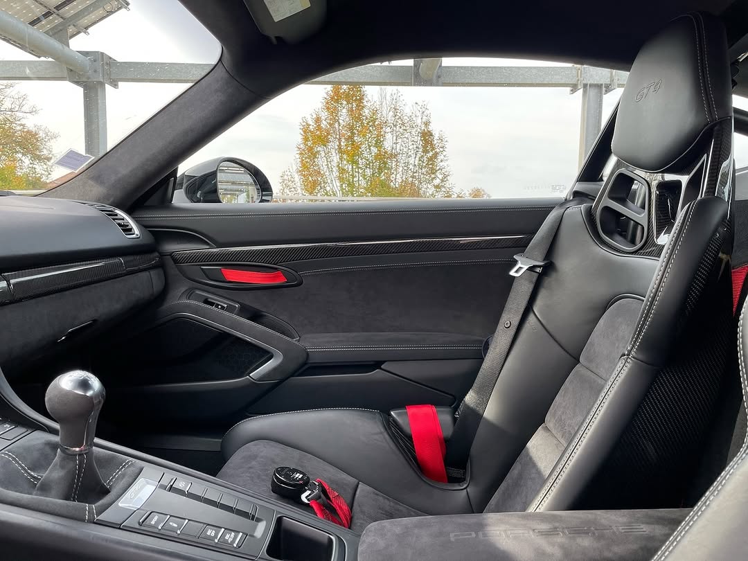 Porsche Cayman GT4 — photo 9