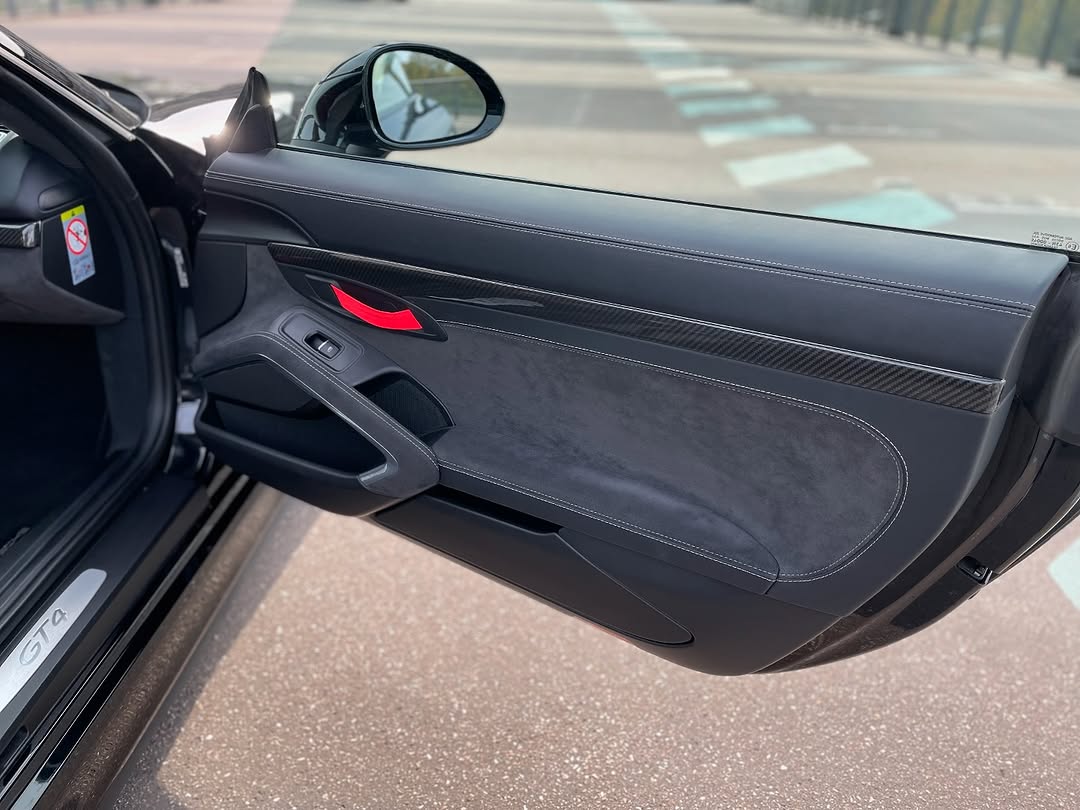 Porsche Cayman GT4 — photo 10